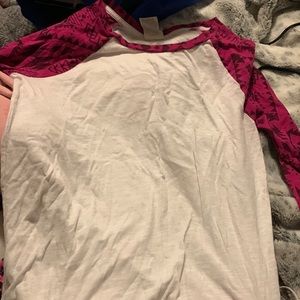 Pink/Toria‘s secret long sleeve T-shirt White with pink sleeves with design